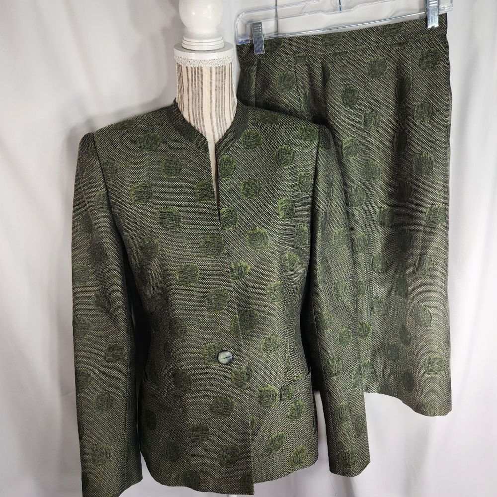 Carlisle NWOT Green w/Embroidered Green Leaves 2-PC Wool Skirt Suit Size 6